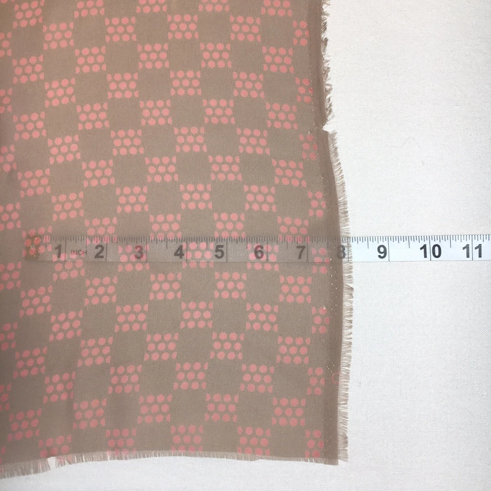 Lunares de tablero de cuadros de tela con estampado de gasa rosa topo de 1,75 yardas - 66" de ancho Foto 3 de 4