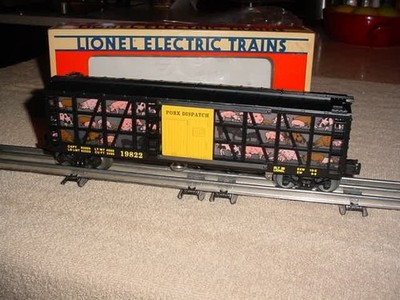 Lionel Train Operating Pork Dispatch Car # 6-19822 w/Figure Inside   0-027  NIB