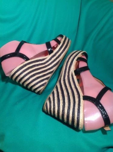 ANDRE ASSOUS 7.5M ESPADRILLE WEDGE T-STRAP CREAM/BLACK PATENT LEATHER SANDALS  - Image 3 of 4