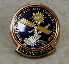 ISS / STS-97 SPACE SHUTTLE ENDEAVOUR LAUNCH TEAM PINBACK 