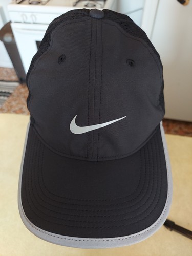 Nike Dri-Fit Laufmütze verstellbarer Riemen hinten Tenniskappe schwarz mit grauem Besatz