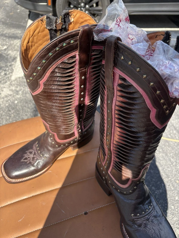 Bota de Vaquera Lucchese Cheyenne Rosa Chocolate Contraste Twist Puntera Cuadrada Talla 8.5 Foto 3 de 4