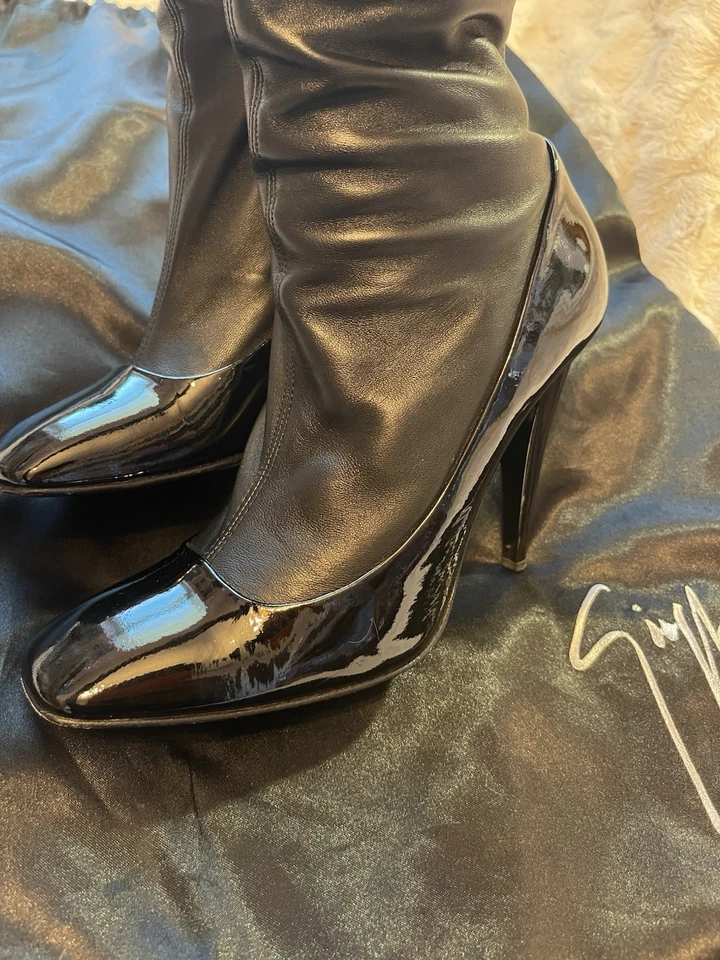 Botas hasta la rodilla Guiseppe Zanotti para mujer de charol negro, talla 38,5 con bolsa antipolvo Foto 2 de 4