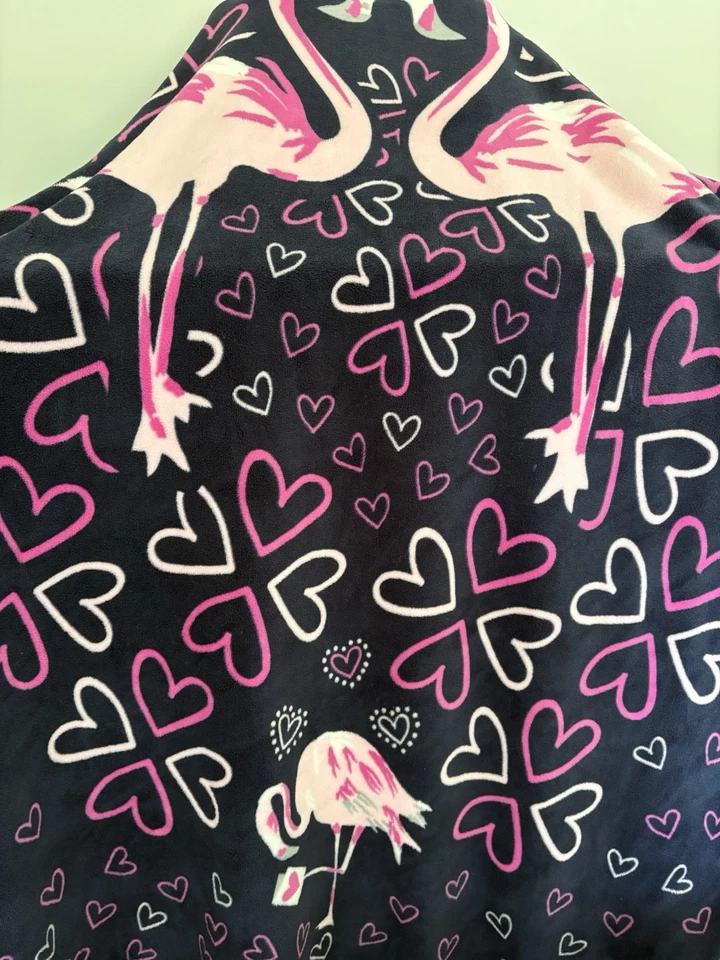Cobertor de pelúcia Vera Bradley FLIRTY FLAMINGOS🦩Corações marinhos/rosa 50 x 80 - Imagem 3 de 4