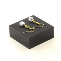 Edelsteine Und Mineralien. Ohrringe 1 Perle Howlite Aus Den USA In Edelstahl