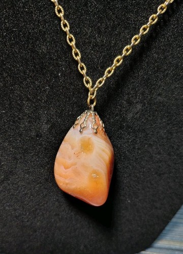 N777 Vtg Banded Agate Pendant Necklace Peach Orange Chalcedony Nugget Gold Tone 