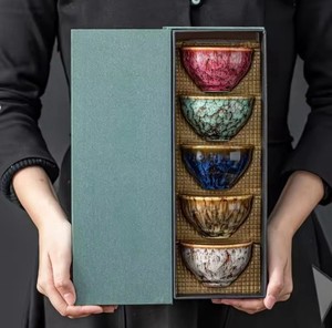 Zestaw ręcznie robionych filiżanek ceramicznych, łącznie 5 sztuk