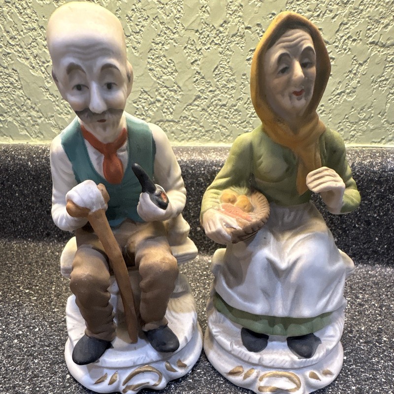 House of Hatten Porcelain Figurine Pair Seated Man & Woman Taiwan MPN 520