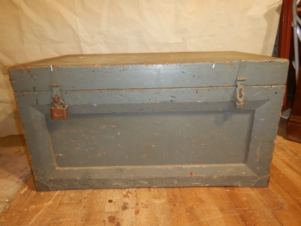 Caja de herramientas de carpintero cofre de pino pintado con bandejas cerraduras antiguas mangos de hierro fundido Foto 2 de 4