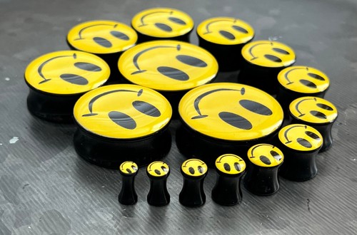 PAIR Smiley Face Plugs Logo Double Flare Saddle Earlets Earrings Guages Gauges - 第 6/7 張圖片