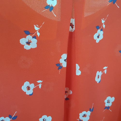 Banana Republic Red with Flowers Pleat Back Round Neckline Short Sleeve Size XL - Foto 5 di 6