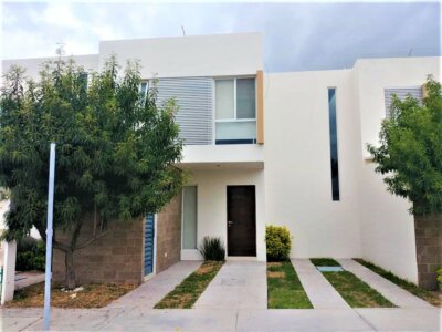 Casa en Renta en La Cantera en privada con Alberca