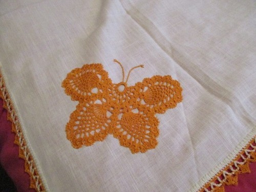 Hand Appliqued Crocheted Butterflies on Tablecloth White Cotton Orange Lace Edge - Bild 2 von 6