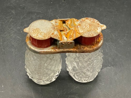 Mid century, glass salt/ pepper shakers, red top, holde, USA - Picture 3 of 8