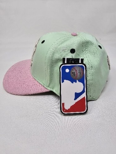 Parche New York Yankees Pro Standard 1999 Serie Mundial Rosa y Verde Snapback - Imagen 11 de 18