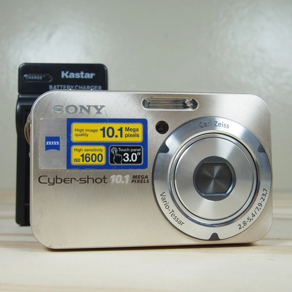 Sony CyberShot DSC-N2 10.1MP Digital Camera Bundle Silver w/Charger + Battery - Image 2 of 4