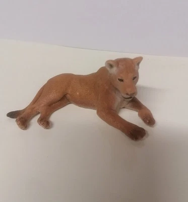 Figurine Schleich, lionne couchée, animaux de la savane - Photo 1/4