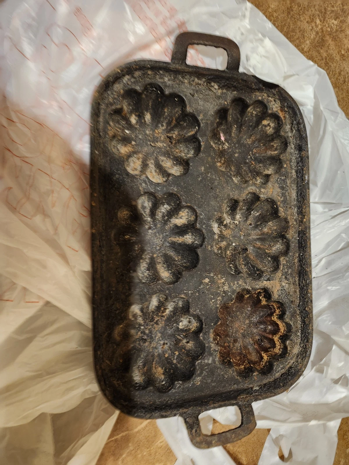 "VINTAGE" Cast Iron Corn Muffin Pan (Holds 6 Cornbread Muffins)