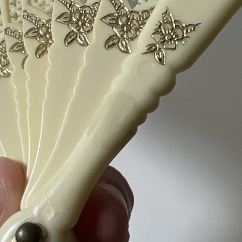 Abanico plegable de plástico vintage de encaje con escena romántica estilo victoriano - Imagen 3 de 12
