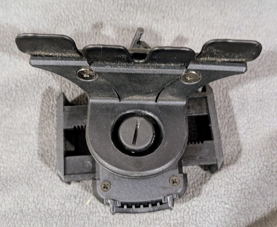 Soporte universal de montaje para teléfono de automóvil Mountek para ranura para CD - Usado Foto 2 de 3