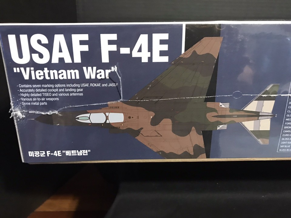 Maquette Academy 1/32 – F-4E Phantom II USAF Vietnam War – Kit Avion Militaire Historique à Assembler