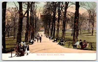 Postcard Mall, Boston Common, Park View, People, Boston Massachusetts Unposted