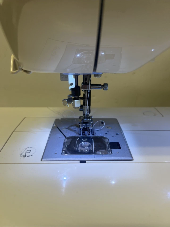 Máquina de coser computarizada Singer One - 24 puntadas incorporadas - ligeramente usada Foto 4 de 4