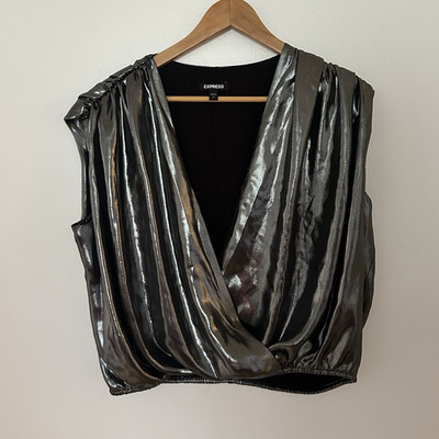 Express Women s Silver Metallic Solid V-Neck Pullover Sleeveless Blouse M
