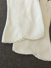 Vtg Ivory Gloves Small, Retro Feminine Wedding Prom Scalloped Wrist Embroidery