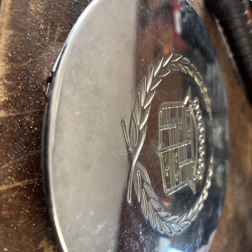 Tapa central de rueda Cadillac Deville Eldorado Sevilla 1995-2002 3544651 cromo OEM Foto 2 de 4