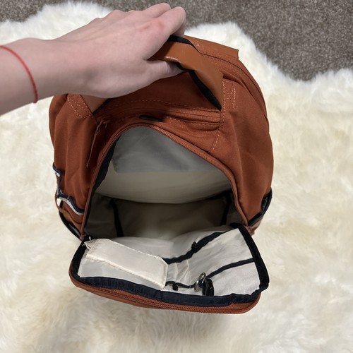 Auténtico Raro DC Shoe Co EE. UU. Y2K Cuero Patín Ropa de Calle Hombres Mochila - Imagen 5 de 23