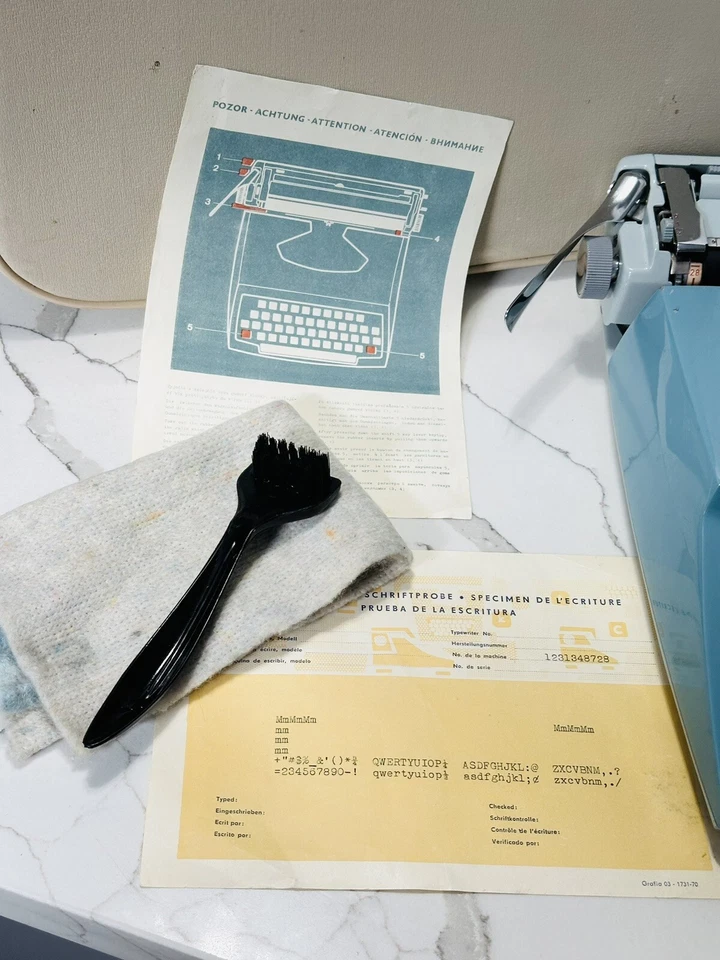 Máquina de escribir portátil vintage años 60 CONSUL 231.3 y estuche de cuero azul Foto 2 de 4