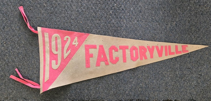 1924 ORIGINAL - FACTORYVILLE (PA) - 35 INCH FELT PENNANT - VERY GOOD