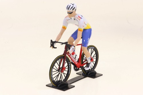 Figurine of TOTAL ENERGIES cyclist - Tour de France 2023 - 1/18 - Solido - Picture 4 of 4
