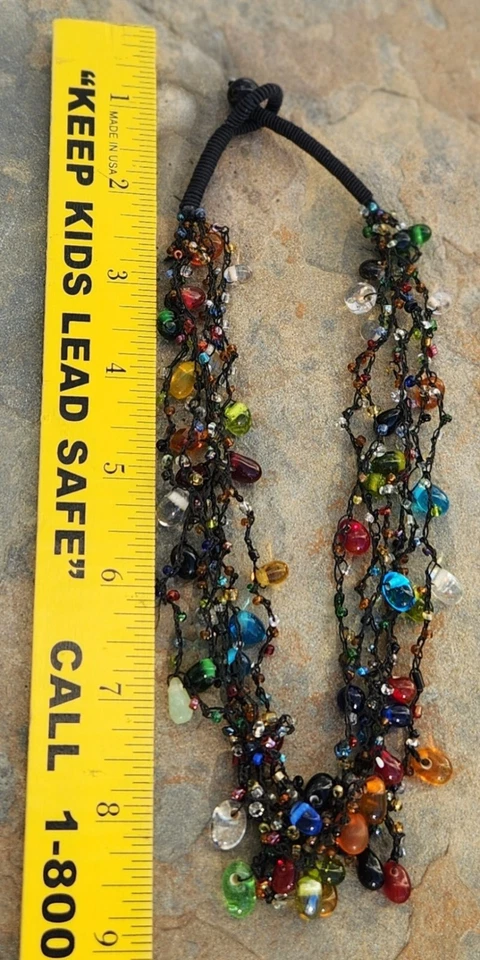Collar en capas con cuentas de vidrio multicolor con broche artesanal de cuerda negra Foto 2 de 4
