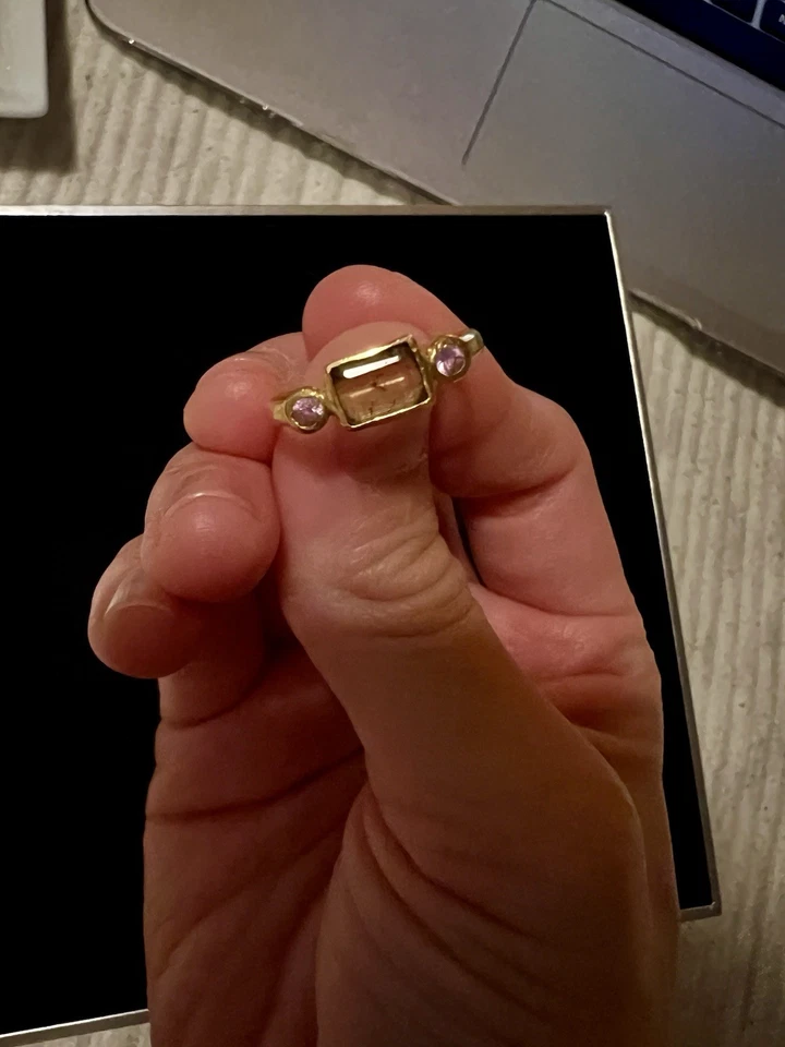 Золотое кольцо 24 карата с желтым турмалином и розовыми сапфирами размер 6 - Изображение 2 из 4