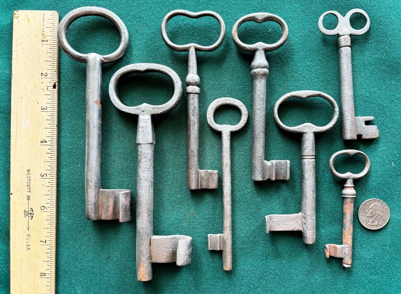 Lot of 8 ANTIQUE STEEL KEYS – 6.375" to 3.50" Tall