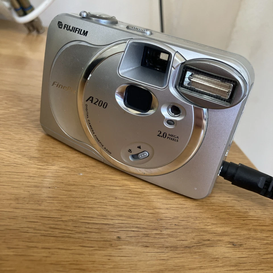 Fujifilm Digital Camera FinePix A200 2.0MP Silver + 16MB XD Card Excellent, photo 2 of 5