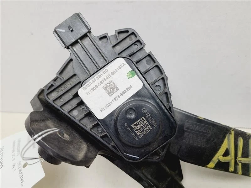 Accelerator Gas Pedal Assembly Fits 2012 Ford Mustang 565956 - Image 2 of 4
