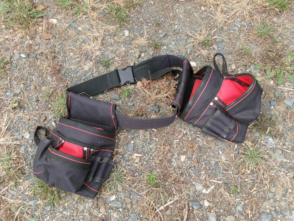 ceinture à outils nombreuses poches et brides, TBE - Photo 1/1