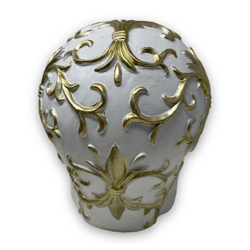 Gothic Halloween Totenkopf Tischdeko weiß & gold verziert Fleur de Lis Wirbel - Bild 4 von 5