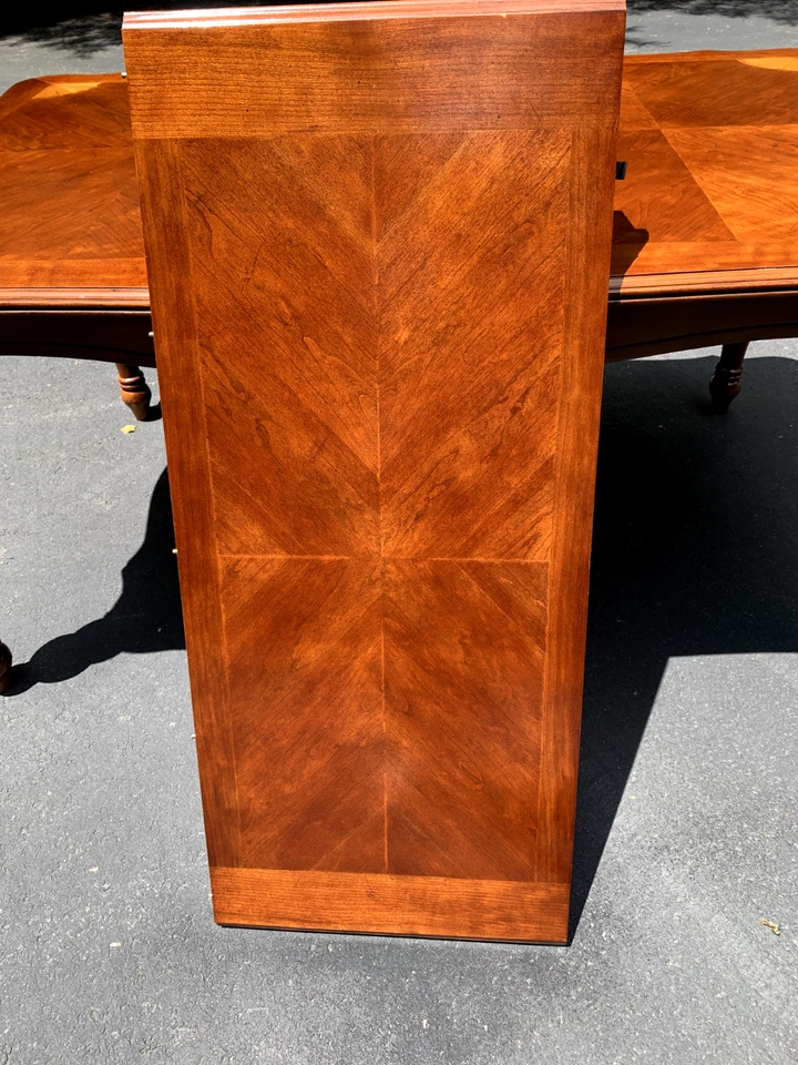 Mesa de comedor de nogal - patas talladas en trigo, con incrustaciones, 6 sillas, almohadillas de mesa personalizadas Foto 4 de 4