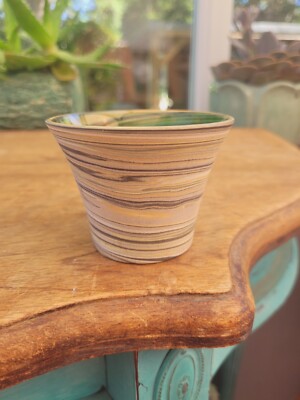 Kleines 8 x 6 cm grünes Wirbel Kunstkeramik Gefäß Topf Übertopf Vase 128g