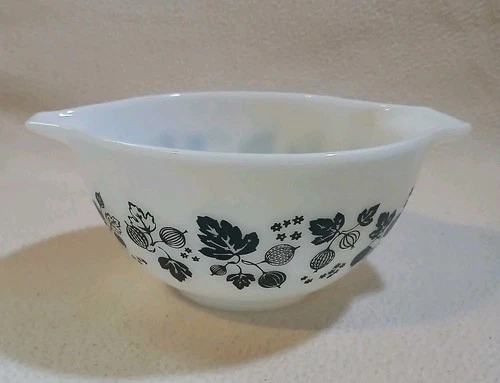 PYREX BLACK & WHITE GOOSBERRY Cinderella Vintage Mixing Bowl #441 1 1/2 Pints