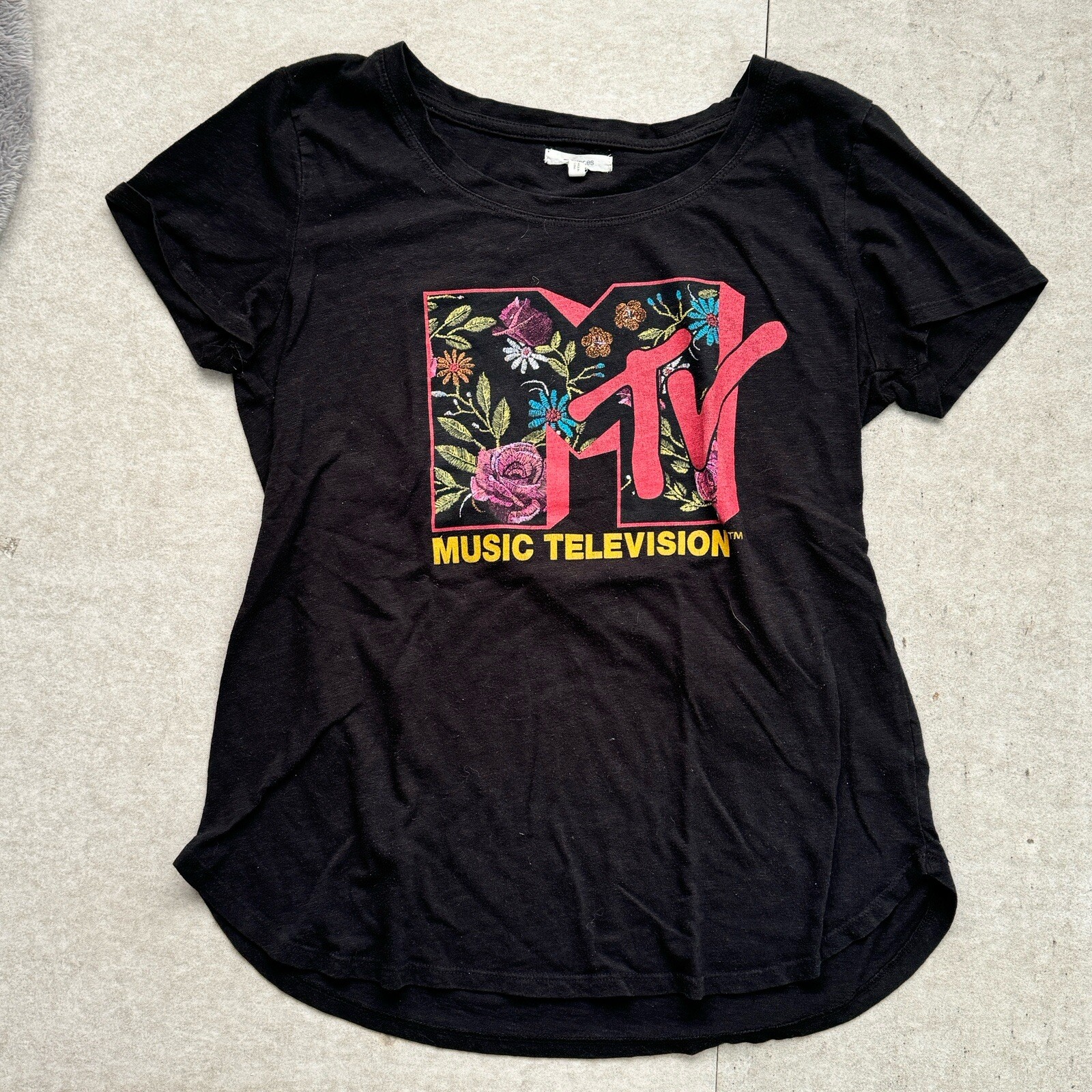 Maurices T Shirt Women’s Small MTV Black Graphic Simulated Embroidery Flowers