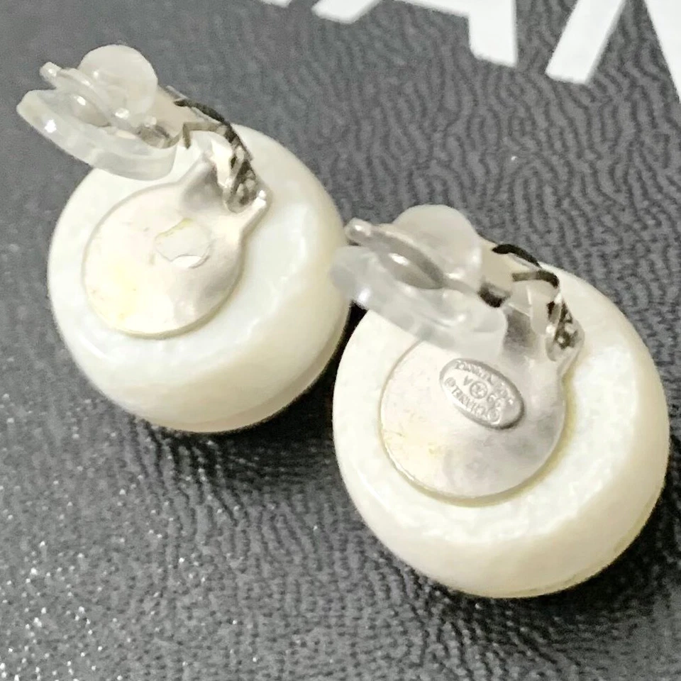 Auténticos pendientes de clip redondos transparentes con motivo de concha logotipos CC de Chanel tono plata 99A Foto 4 de 4