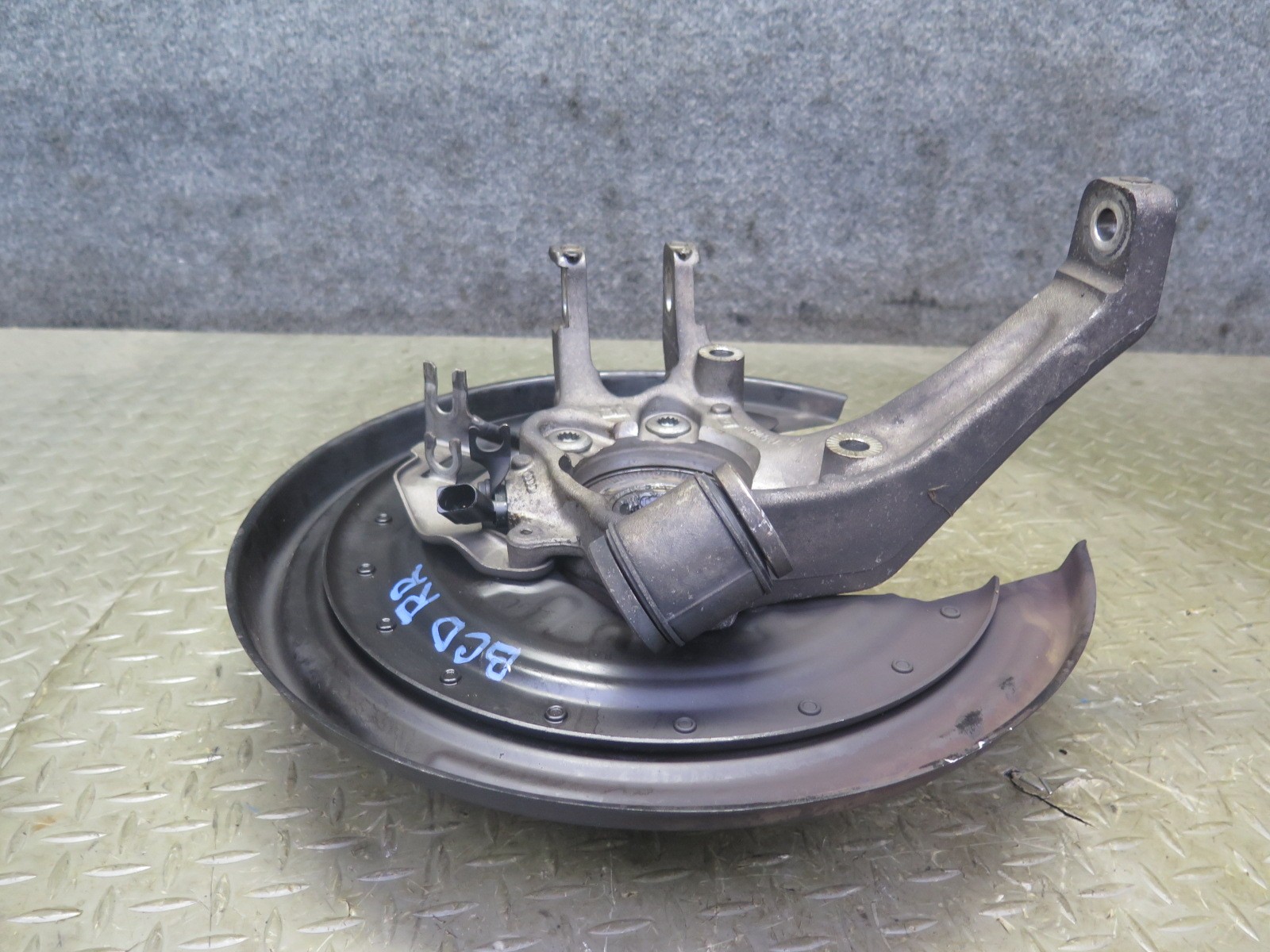 2006-2012 BENTLEY CONTINENTAL FLYING SPUR REAR RIGHT SPINDLE KNUCKLE WHEEL HUB