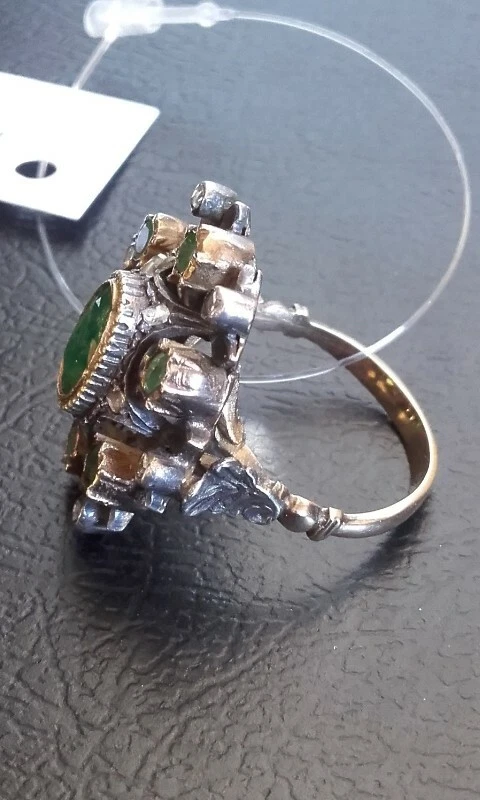 Anello antico in oro argento con diamanti e smeraldi naturali - Immagine 2 di 4