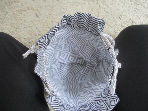 kleine Stofftasche mit Kordelzug-Grafikmuster- Maße ca. 17x19 cm - Bild 5 von 6