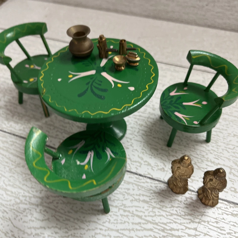 Mesa y sillas de madera Fomerz para casa de muñecas miniaturas pintadas de verde con accesorio de latón Foto 3 de 4